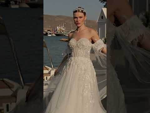 فستان زفاف رومانسي بدون حمالات مزين بزهور ثلاثية الأبعاد بتصميم بوهيمي