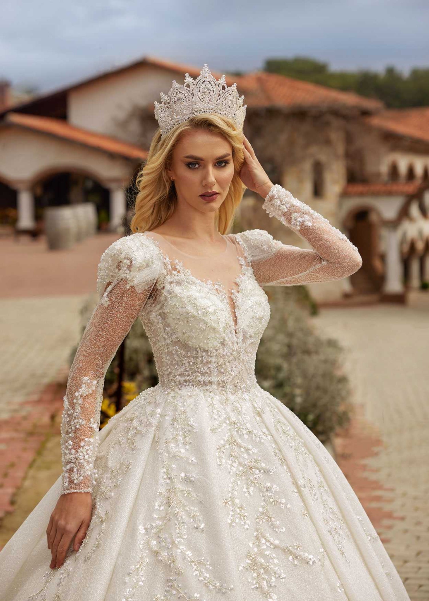 Simple Floral Embellished Corset Bodice Plunge Neck Wedding Gown 36